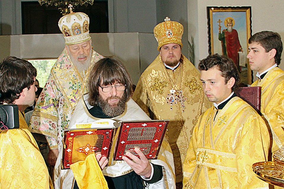Украина, Запорожье. 25 мая 2010 года. Известный путешественник Федор Конюхов во время рукоположения в иподиаконы. Фото ИТАР-ТАСС/ Игорь Павленко