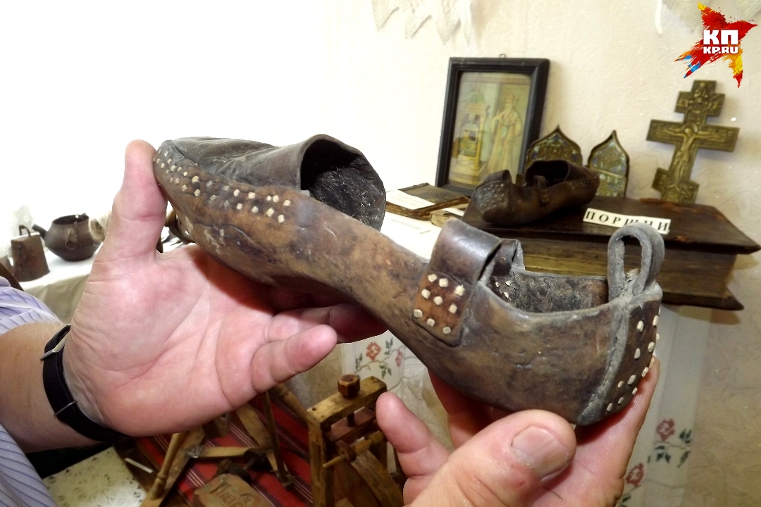 Датировать эти кожаные поршни, скрепленные лишь деревянными гвоздиками, Виктор Булкин затрудняется Фото: Ирина ТАРАСОВА