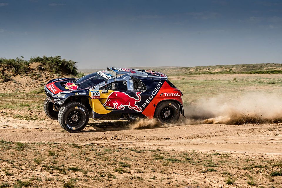 Peugeot 2008 DKR - абсолютный чемпион 2016 года в мире ралли-рейдов. Фото Peugeot