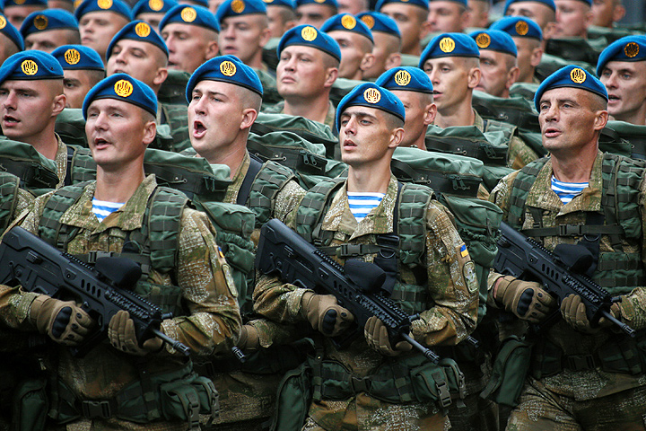 Украинские десантники проходят маршем по Киеву. Фото: REUTERS