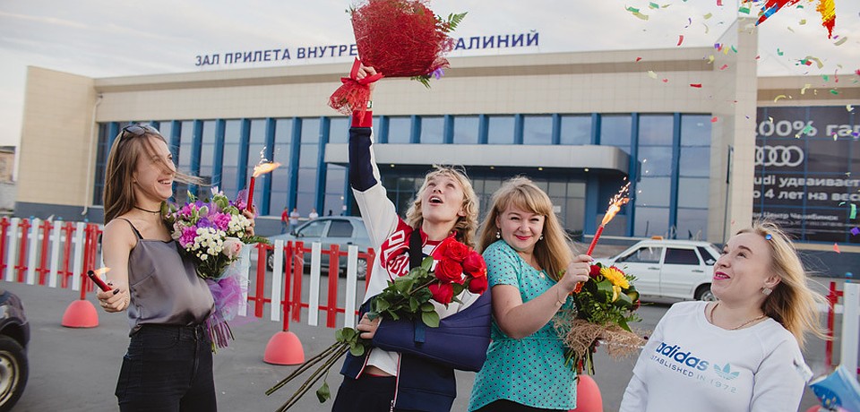 Настю в аэропорту встречали сестра и лучшие подруги Фото: Валерий ЗВОНАРЕВ