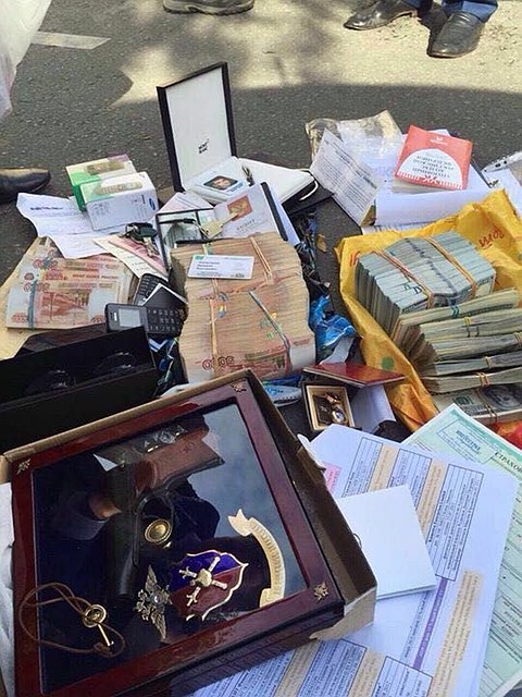 При обыске в квартире полковника Захарченко обнаружены впечатляющие объемы наличных денег. ФОТО: Оперативная съемка, предоставлено kommersant.ru