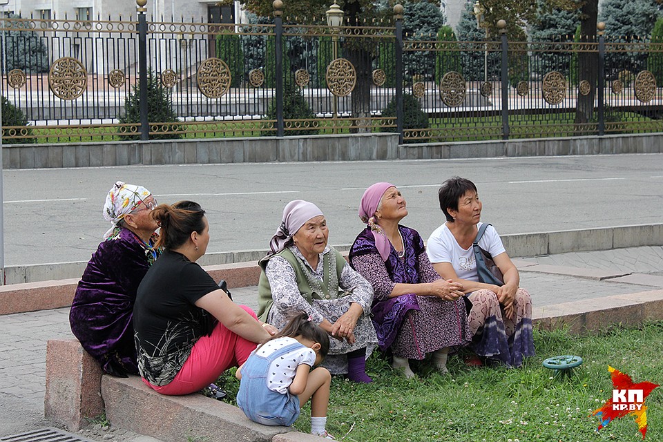 Рядом с памятником сидели женщины и молились. Фото: Дарья ПУТЕЙКО