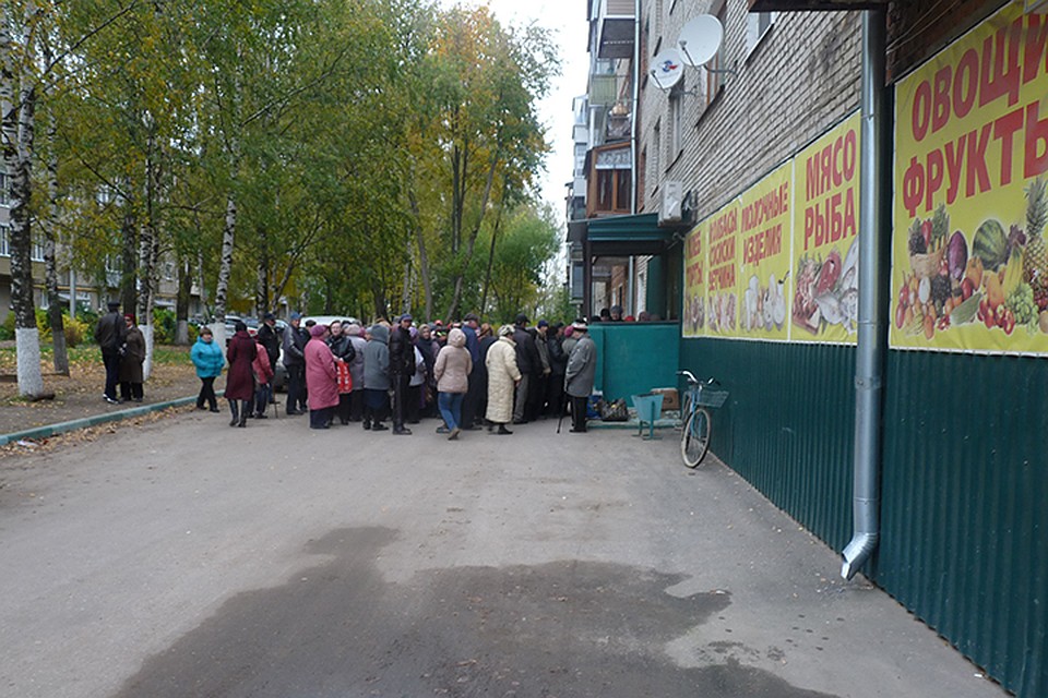 В последний день месяца в магазинчике Мамуда раздают талоны на хлеб. Занимается этим администратор - местная, всех бабушек и многодетных мам наперечет знает. Фото: Александр МЕНЬШИКОВ