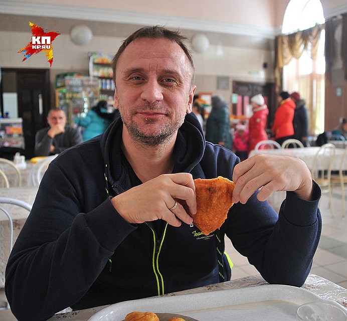 Владимир Ворсобин за дегустацией беляшей. Фото: Виктор ГУСЕЙНОВ