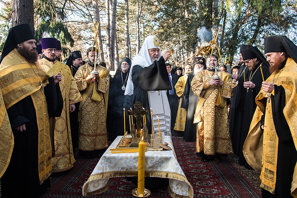 Патриарх Московский и всея Руси Кирилл во время богослужения на русском кладбище Сен-Женевьев де Буа. Фото: Доминик Бутен/ТАСС