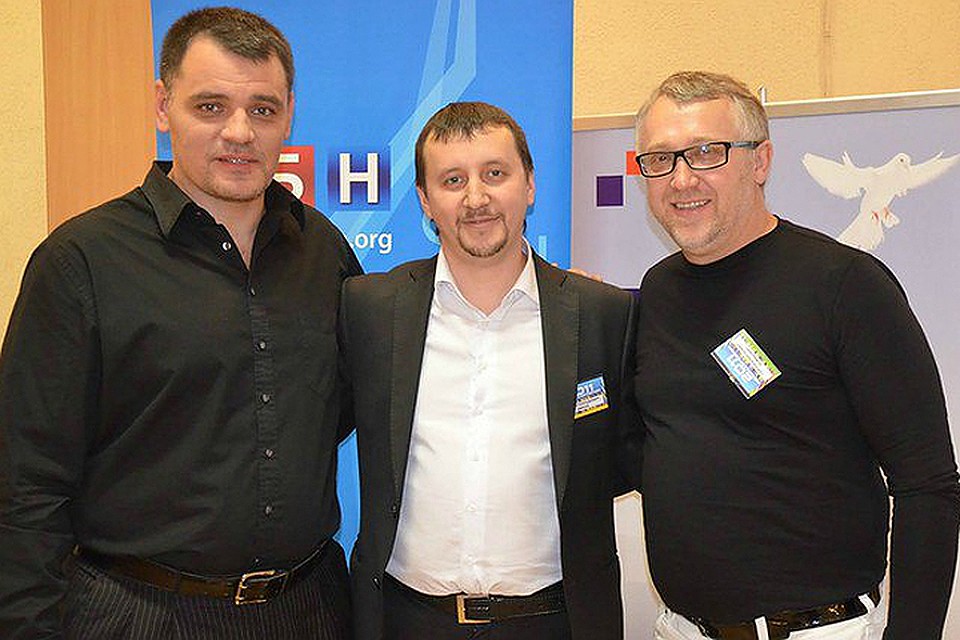 Сергей Киреев (в центре), «пастор» Геннадий Мохненко (на фото слева) не только роет окопы в Мариуполе «для защиты от российской армии», но и… тут особое внимание… публично говорит, что «готов ликвидировать Путина».