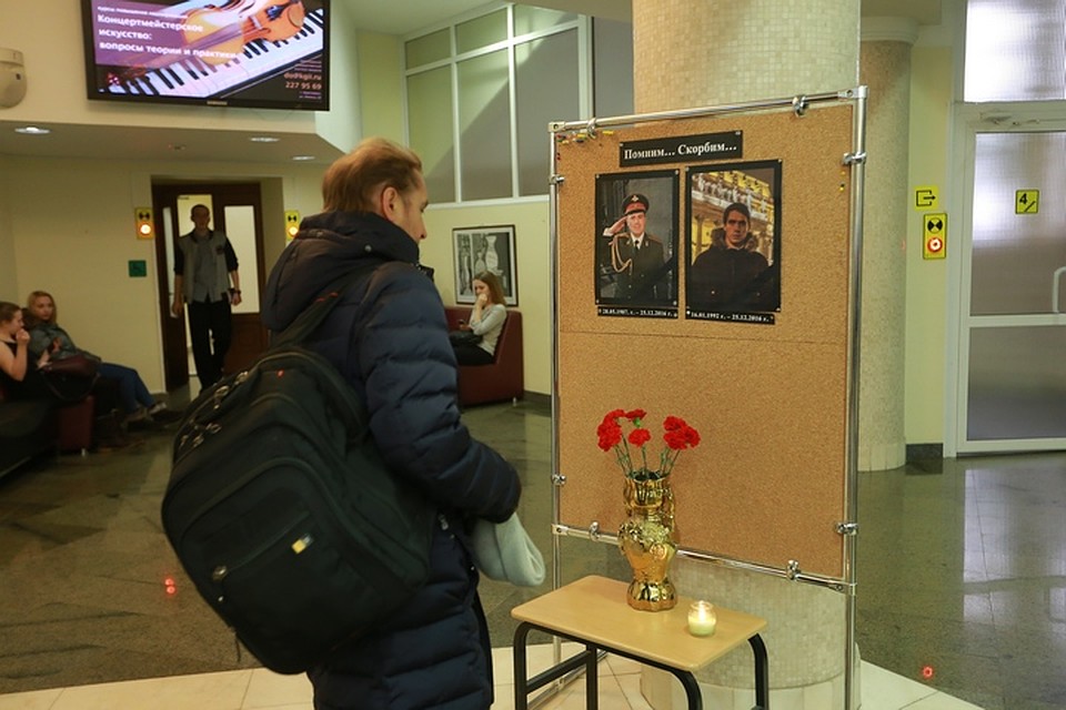 В Академию музыки и театра приходят знакомые, чтобы отдать дань уважения талантливым красноярским артистам Фото: Мария ЛЕНЦ