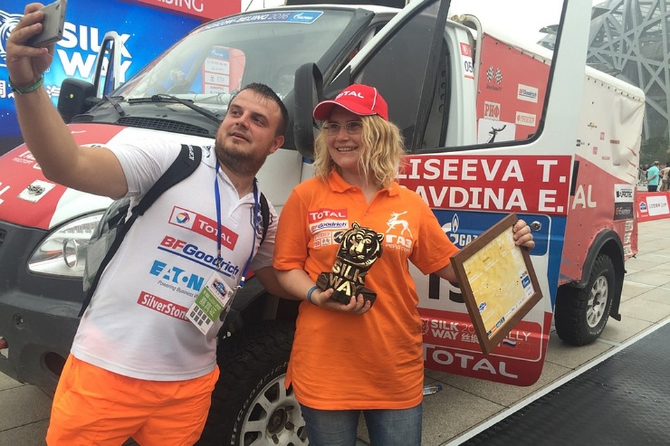 Татьяна Елисеева фотографируется с поклонником в Пекине. О заводской команде из Нижнего Новгорода в Поднебесной уже наслышаны