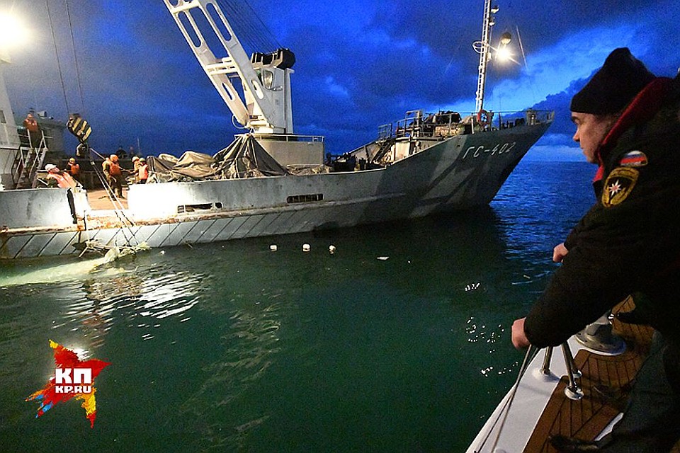 Спасатели достают обломки самолета со дна Черного моря Фото: Владимир ВЕЛЕНГУРИН