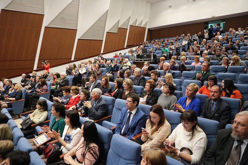 Поздравления принимали десятки журналистов со всей области.