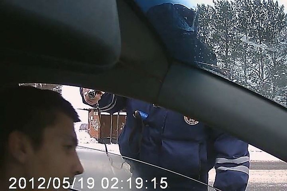 Инспектор ДПС в УР установил на таксиста пистолет