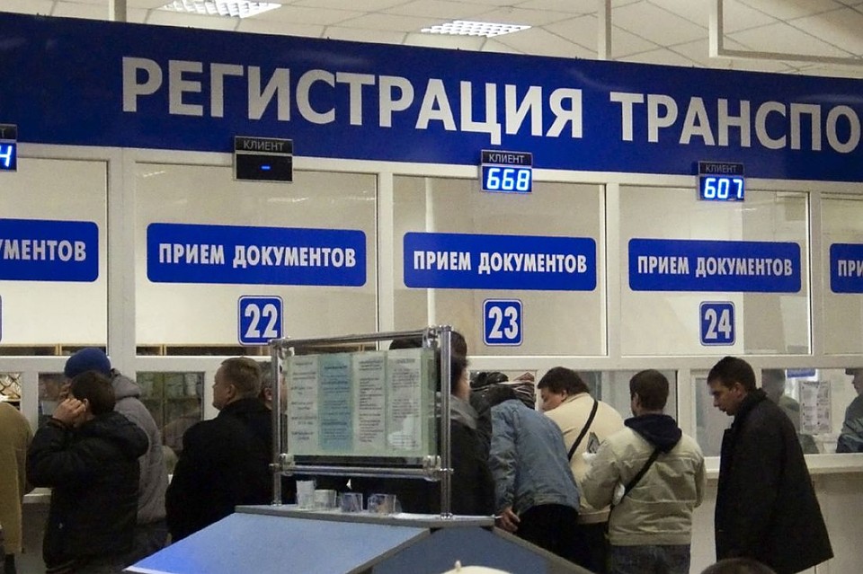 Регистрация авто в электронной базе ГИБДД пока часто дает сбои, и введение электронных ПТС может спровоцировать еще большие очереди в МРЭО.