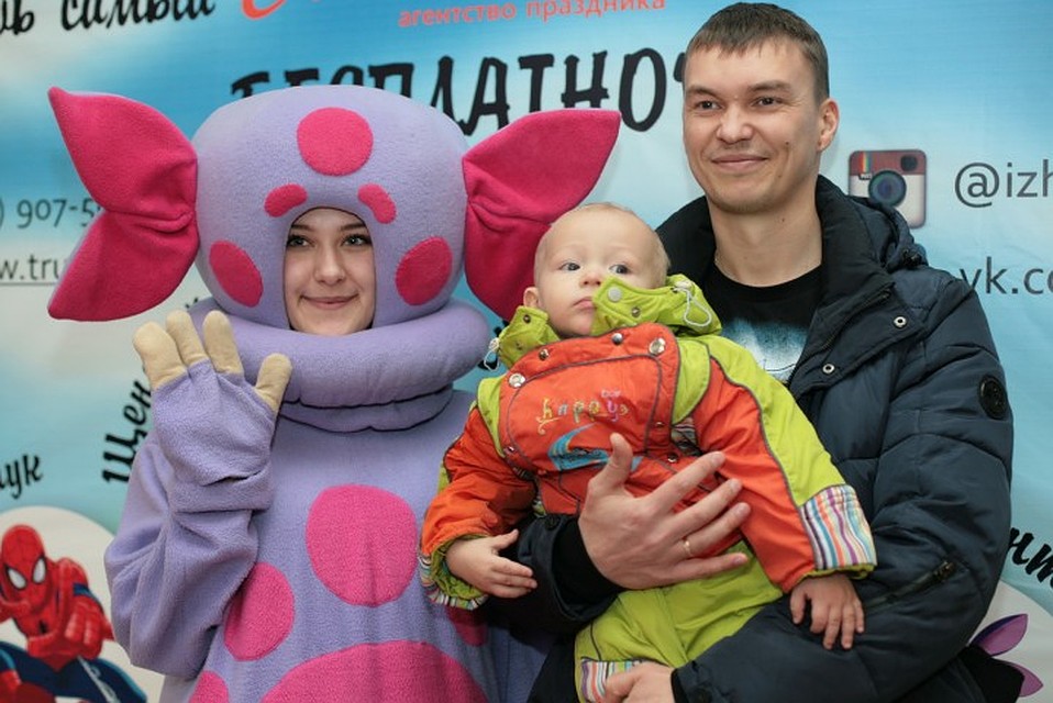 На празднике развлекали ростовые куклы - Лунтик и Тигра Фото: Сергей ГРАЧЕВ