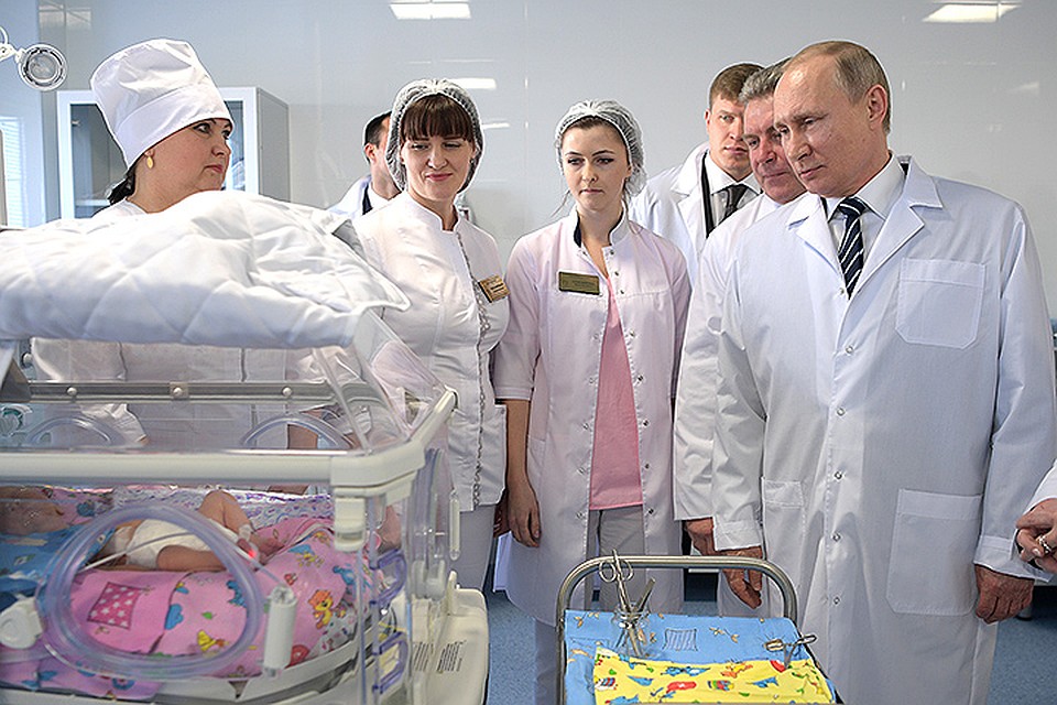 Президент РФ Владимир Путин во время посещения нового современного перинатального центра городской больницы № 1. ФОТО Алексей Дружинин/пресс-служба президента РФ/ТАСС