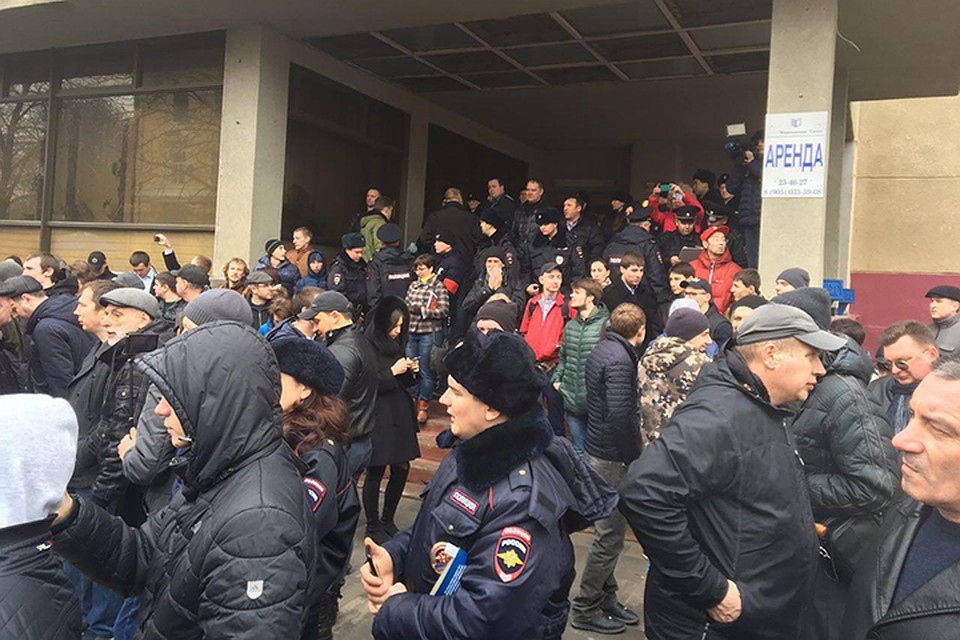 Возмущенная толпа дожидалась возле издательства "Слово".
