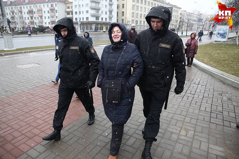 Милиция предупреждает, что акция несанкционирована, и задерживает людей. Фото: Павел МАРТИНЧИК