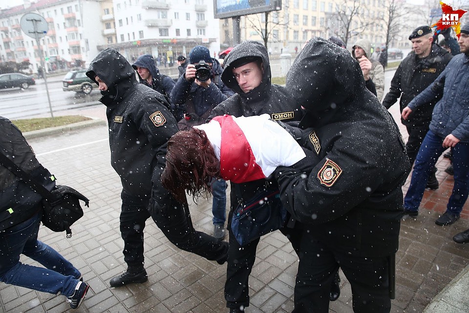 Некоторых уносят на руках. Фото: Павел МАРТИНЧИК