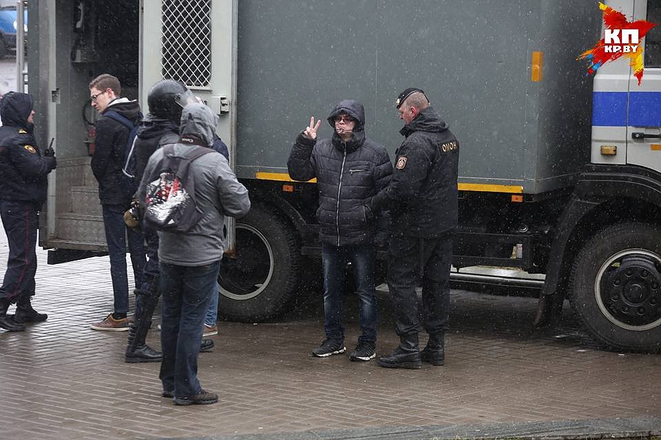 Люди старались сохранять бодрость духа. Фото: Павел МАРТИНЧИК