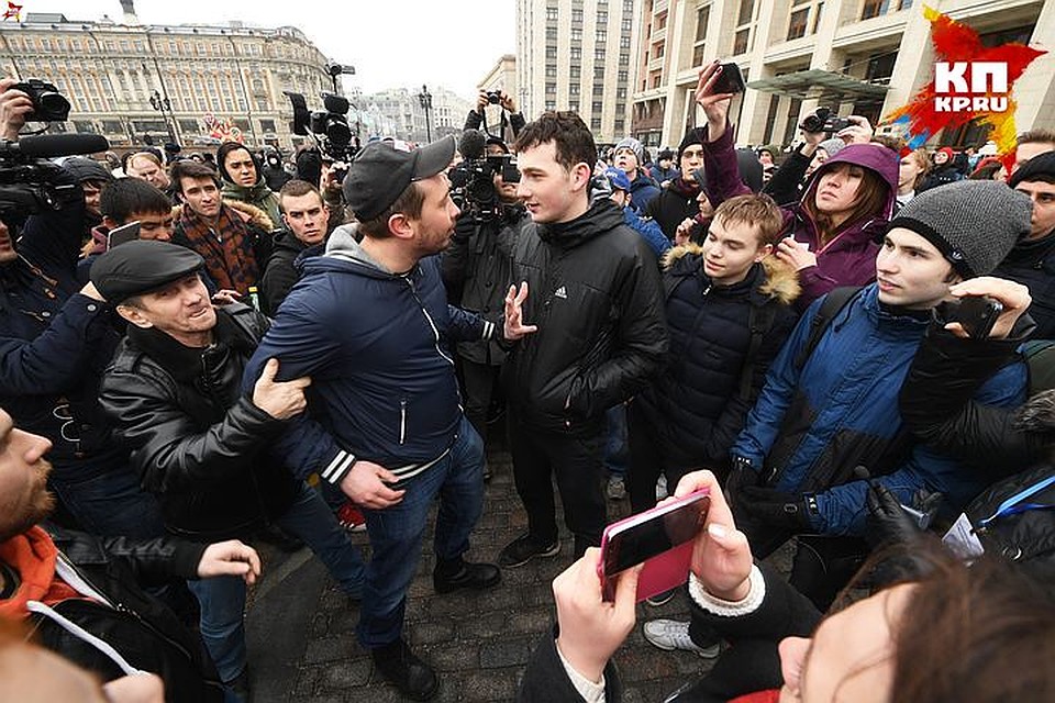 Самый горячий момент несостоявшегося «митинга» на Манежке. Два молодых человека не сошлись в политических взглядах. Их громкий спор «рассудила» полиция, задержав обоих Фото: Михаил ФРОЛОВ