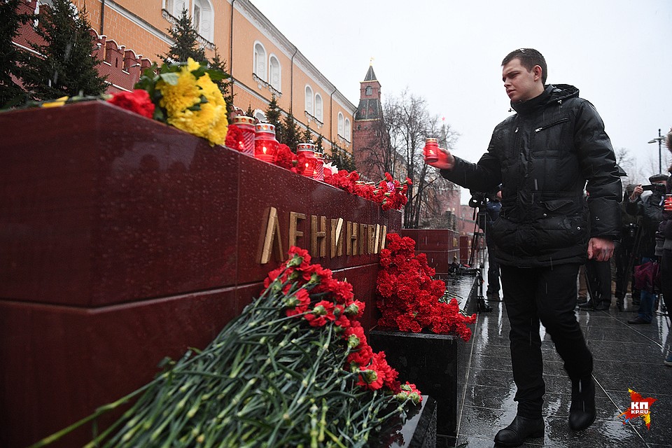 Москвичи несут цветы к стеле «Ленинград» в память жертв теракта в метро Петербурга Фото: Михаил ФРОЛОВ