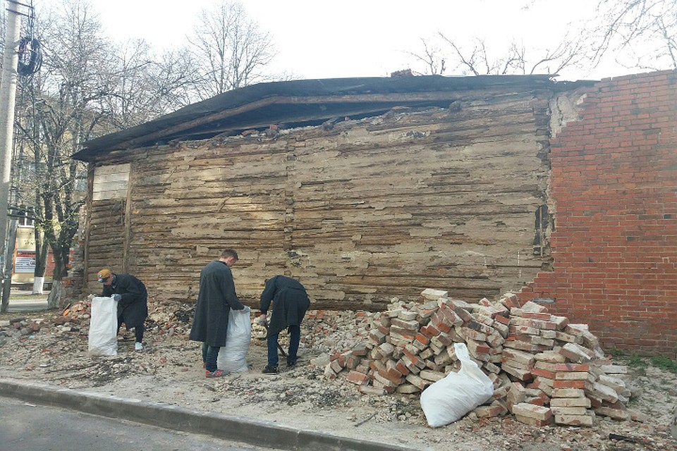 Волонтеры наводят порядок возле дома Фото: Анна КОЛГАНОВА