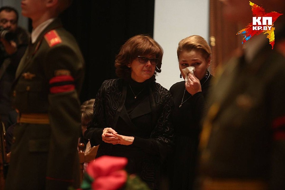 Анастасия Тиханович мамой Ядвигой Поплавской во время похорон народного артиста Беларуси Александра Тихановича в конце января этого года.