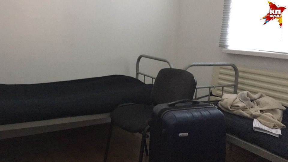 Слава богу, нам выделили три койки, где мы попытались уснуть хотя бы на полчаса. Фото: Елена БОДУЭН