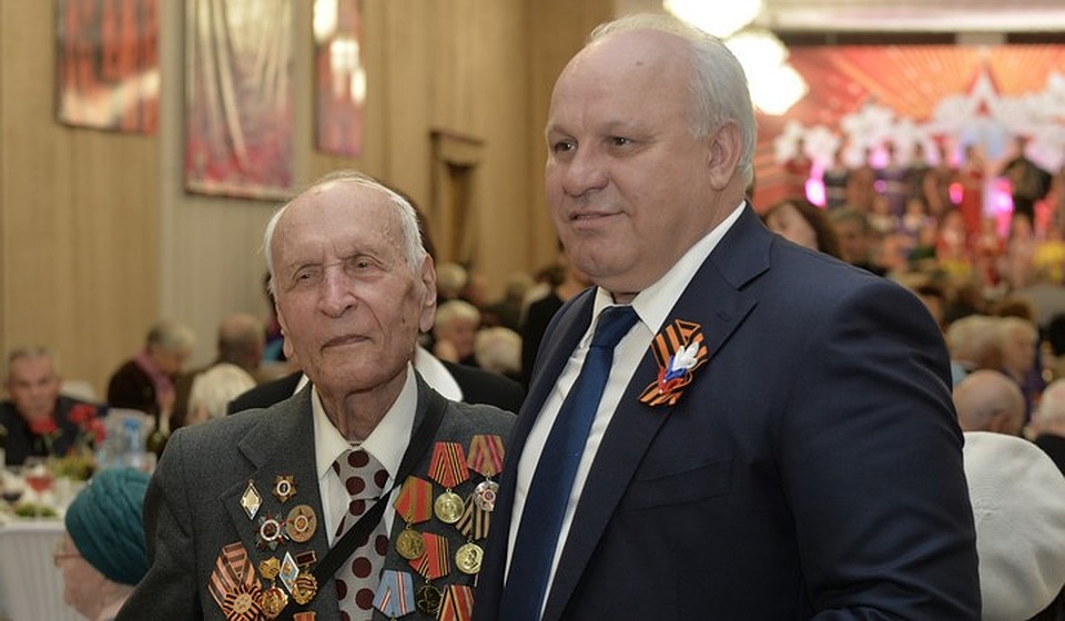 Глава республики Виктор Зимин поздравил ветеранов. Фото пресс-службы правительства Республики Хакасии