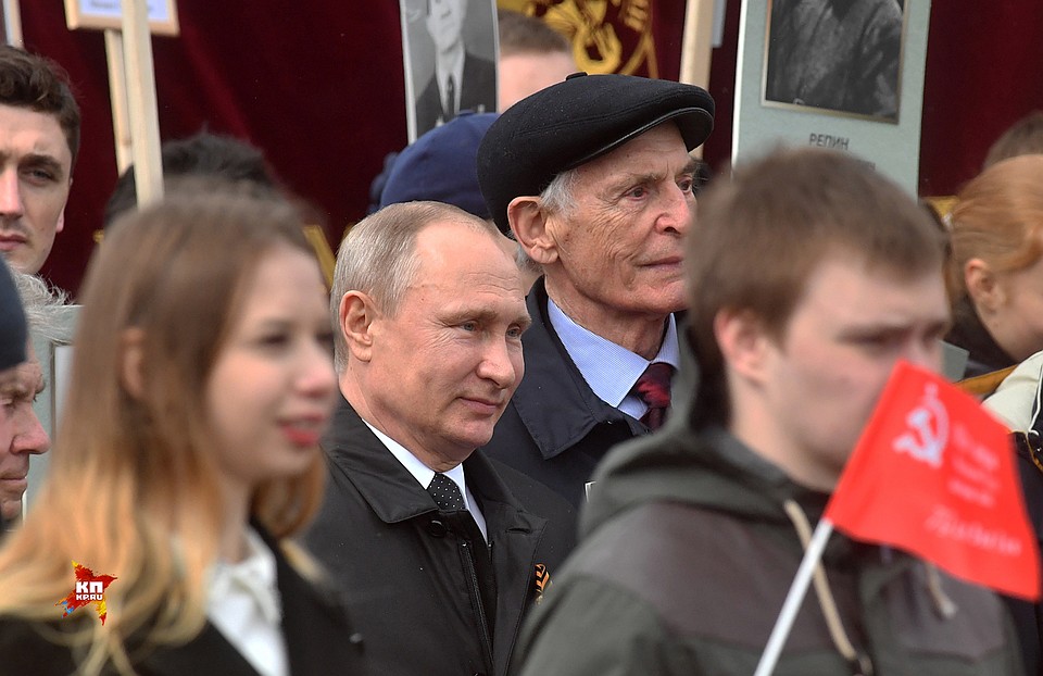 Владимир Путин принял участие в акции "Бессмертный полк" Фото: Владимир ВЕЛЕНГУРИН