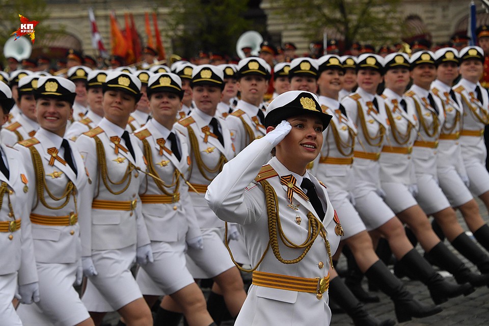 В этом году увеличен женский парадный рассчет - в прошлом году по брусчатке промаршировали 106 барышень в погонах, в этом - в два раза больше Фото: Владимир ВЕЛЕНГУРИН