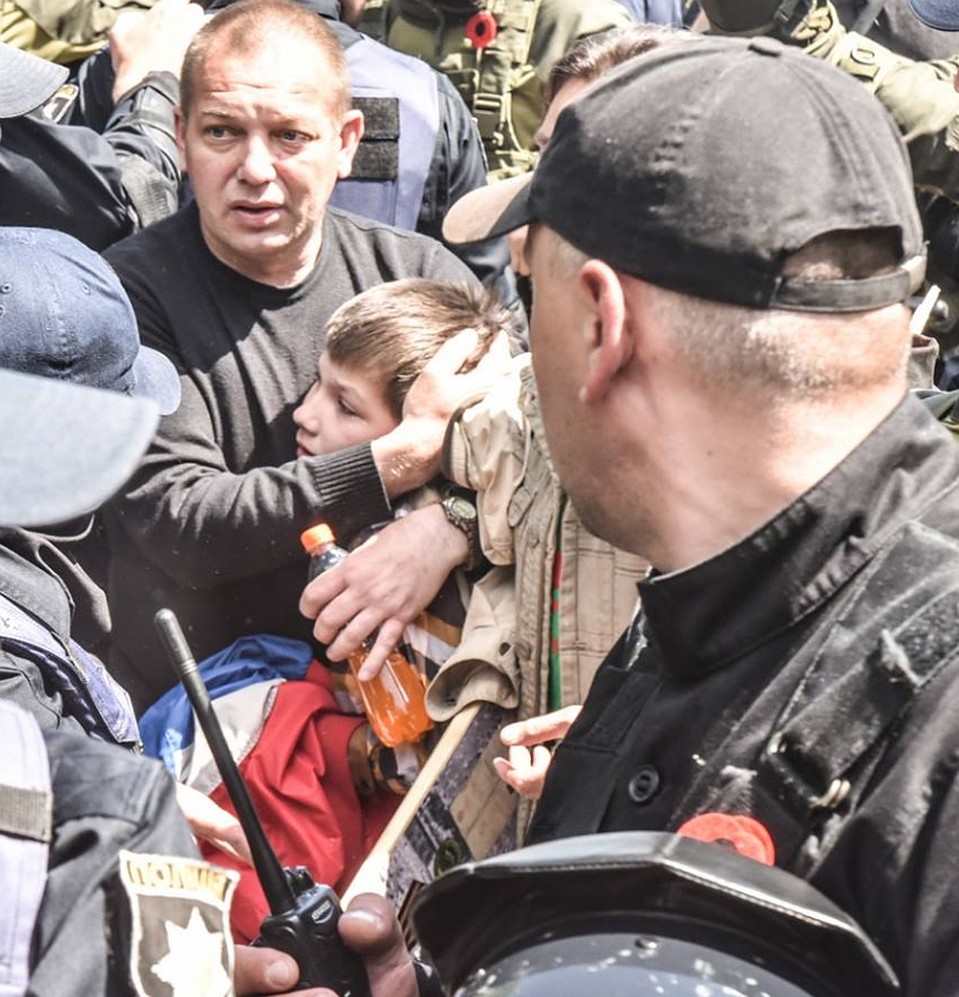 Одесситов, вставших в один ряд с павшими, взяли в оцепление военные. Фото: Максим Войтенко/facebook