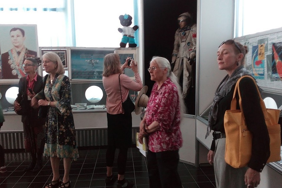 В Космическом музее американки фотографировали всех и вся Фото: Анастасия МЕДЫНЦЕВА