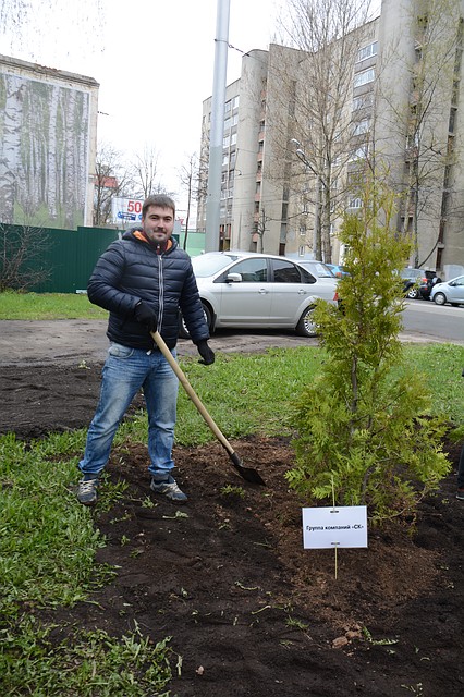 Руководитель отдела продаж группы компаний "СК" Антон Иванов принял участие в акции нашей газеты Фото: Инга САФРОНОВА