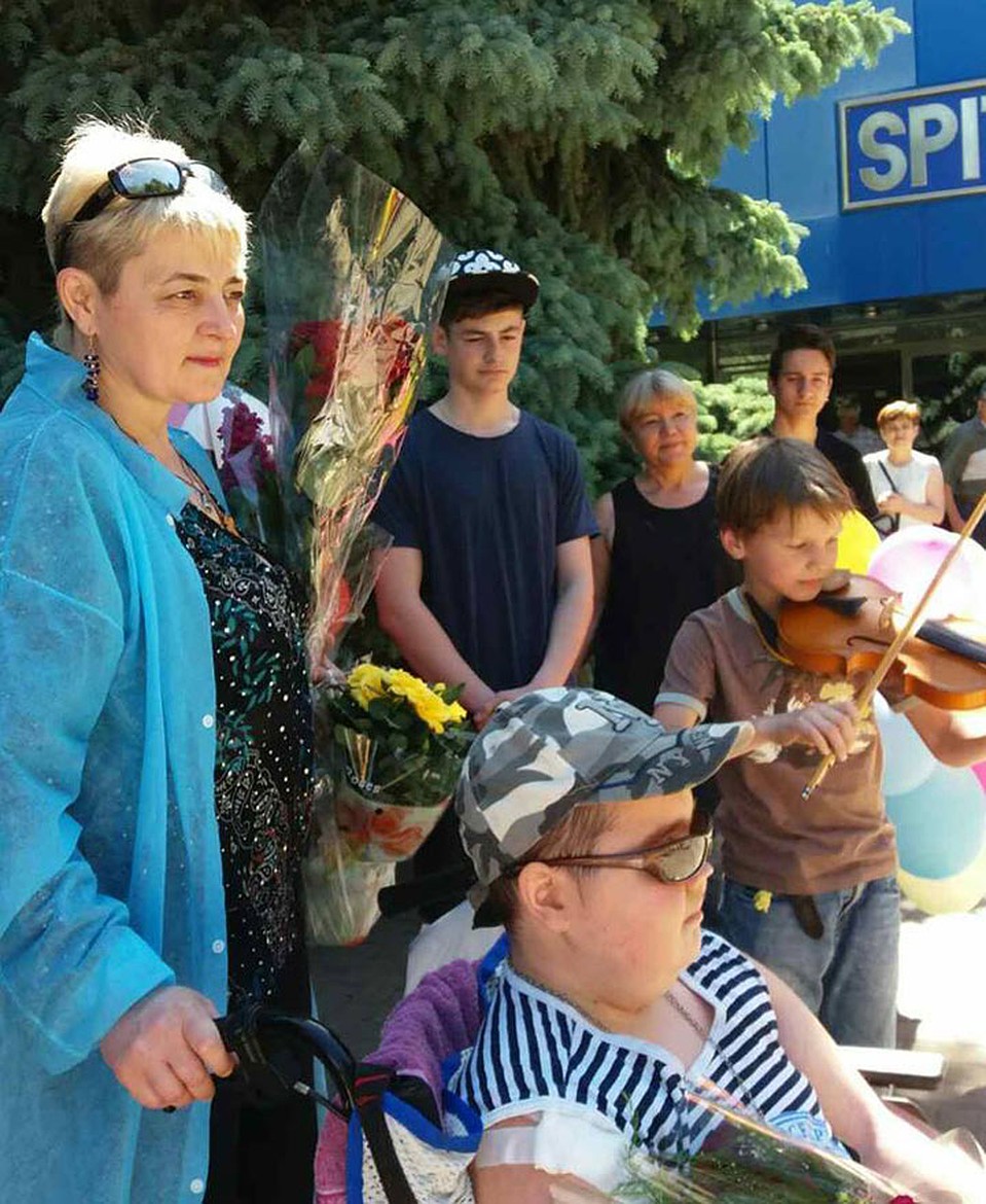 На выписку Алекса из больницы приехало много друзей и знакомых. Мама Валерия держит цветы.