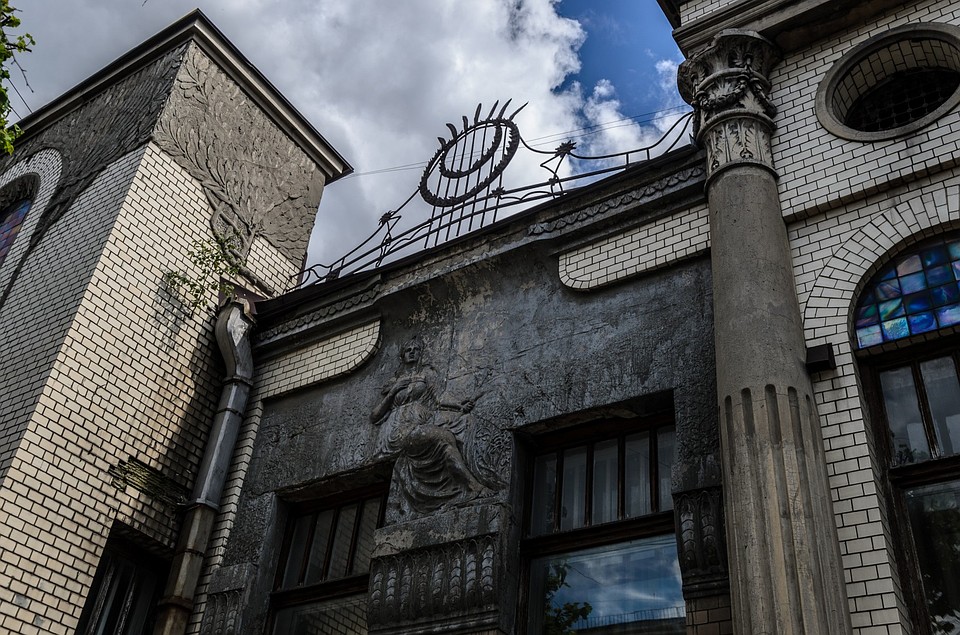 Переплетенные колосья на крыше Фото: Андрей ЦЫГАНОВ