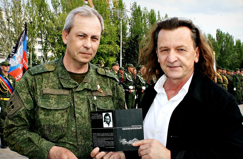 Сборник "Непокоренный" - теперь есть и у полковника Эдуарда Басурина. ФОТО: Из личного архива