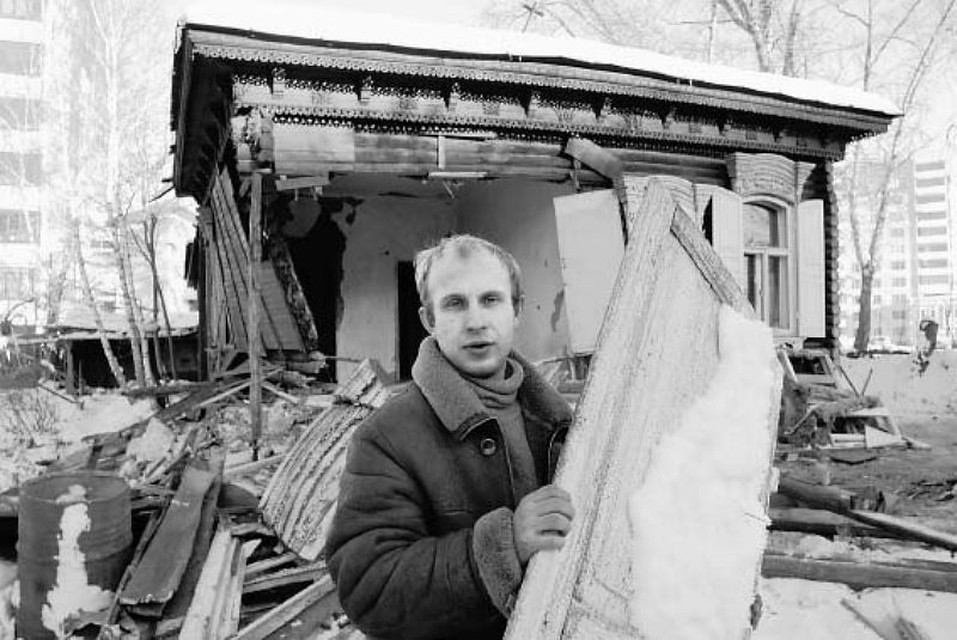 Вячеслав Давыдов на развалинах своего дома - 1995 год.