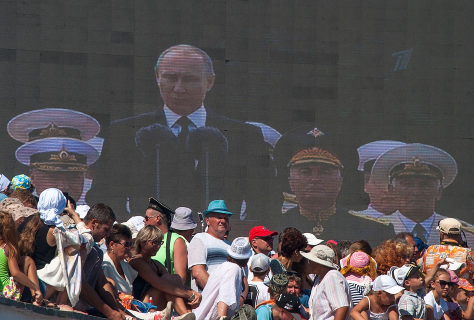 Президент России Владимир Путин - на Параде ВМФ в Санкт-Петербурге, однако принять его поздравления смогли и севастопольцы. Фото: Анна САДОВНИКОВА