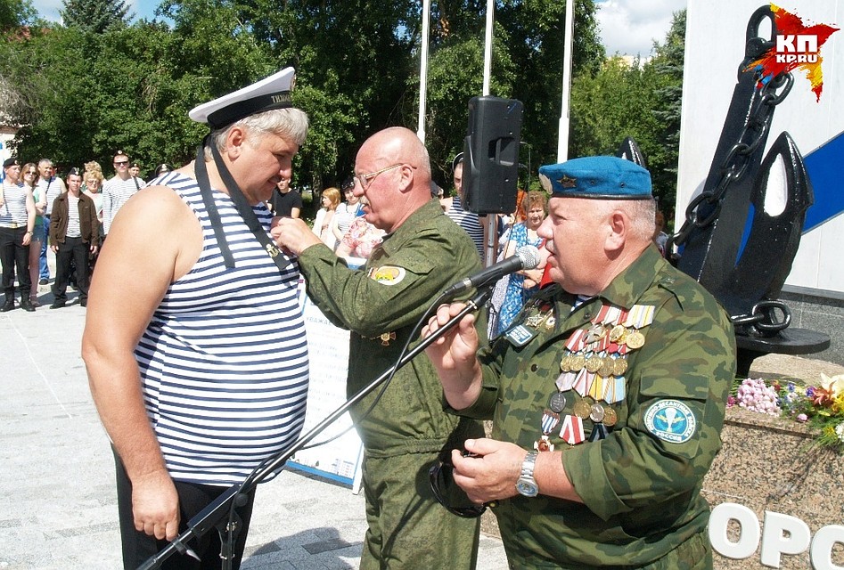 Валерий Казак приехал на День ВМФ из Казахстана. И получил награду. Фото: Станислав БЕЛКИН