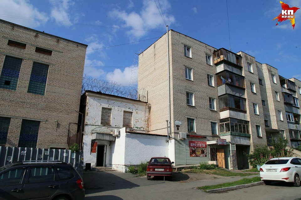 В этом месте он выбрался из СИЗО и вышел через здание общежитие (оно справа). Фото: Валерий ЗВОНАРЕВ