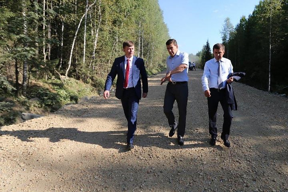 Сейчас ее укатывают автомобили, а в октябре здесь уложат асфальт. Фото: департамент информационной политики губернатора