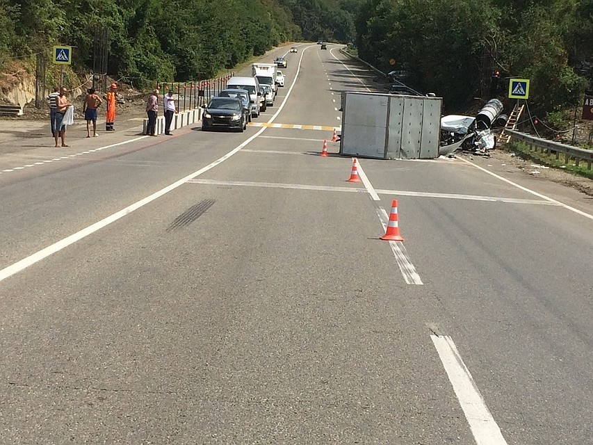 От удара "ГАЗель" повалило на бок. Фото:пресс-службы УГИБДД ГУ МВД по Краснодарскому краю