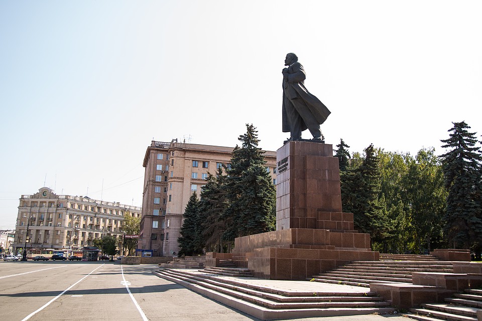 Мнения о том, что убрать памятник с главной площади звучат с начала "нулевых". Фото: Валерий ЗВОНАРЕВ