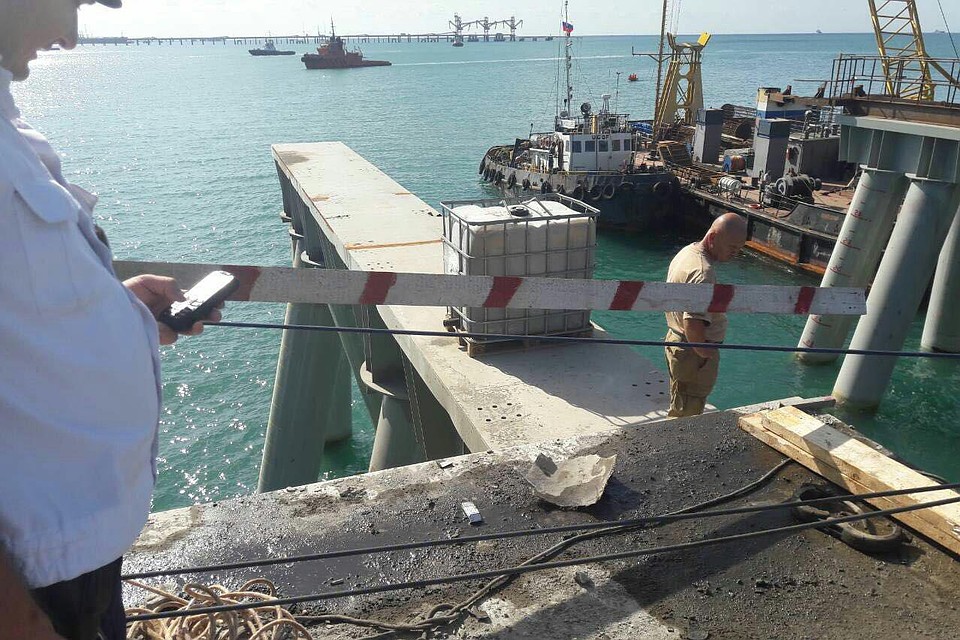 Глубина моря в этом месте достигает 11-12 метров