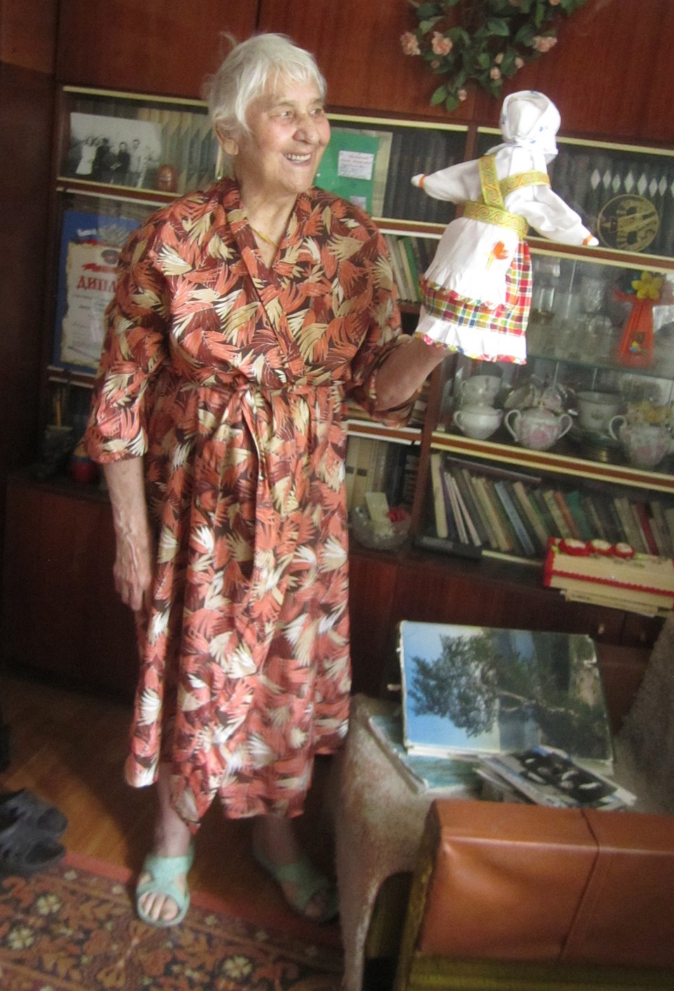 Мария Михайловна с подарком учеников, июнь 2017 года.
