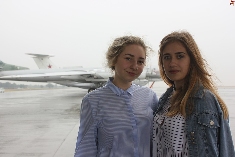 Рената Сулейманова (слева) будет поступать в училище вместе с молодым человеком. Фото: Инна УЛЬРИХ