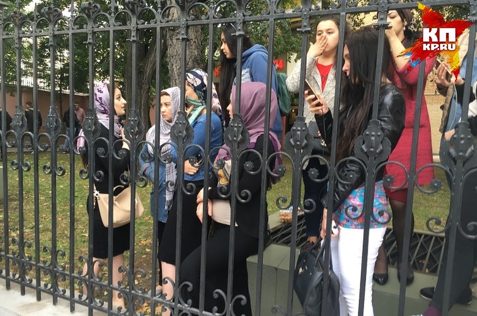 Пока мужчины митинговали, женщины стояли в сторонке Фото: Павел КЛОКОВ