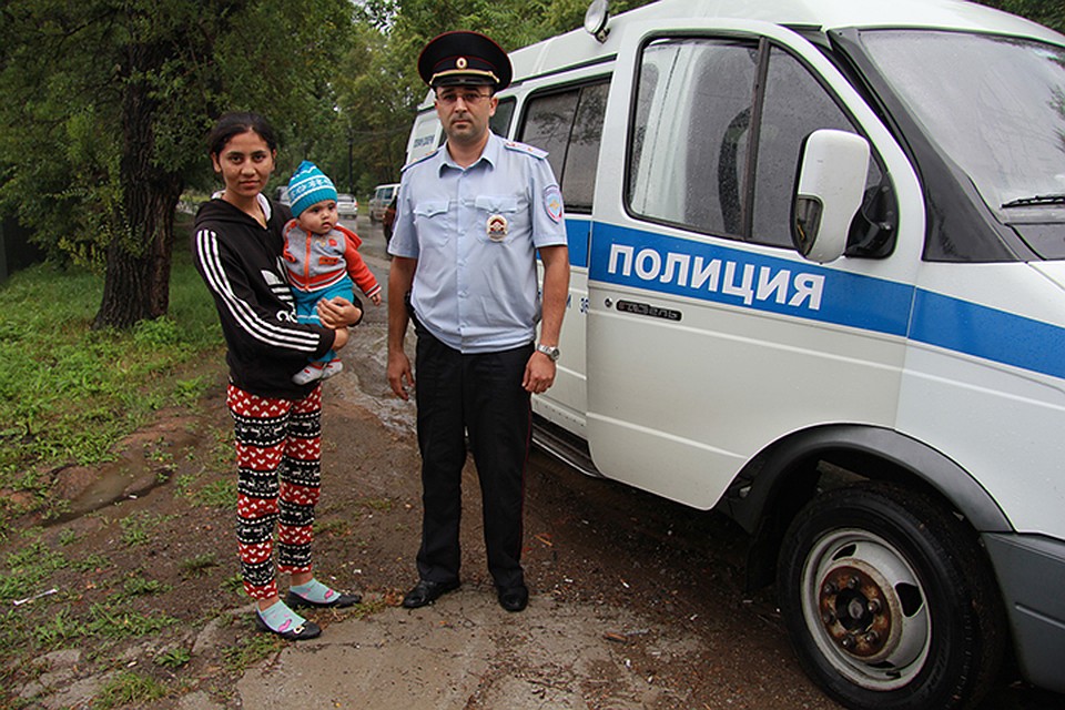В Хабаровске полицейский спас женщину и младенца из рухнувшего дома Фото: УМВД России по городу Хабаровску