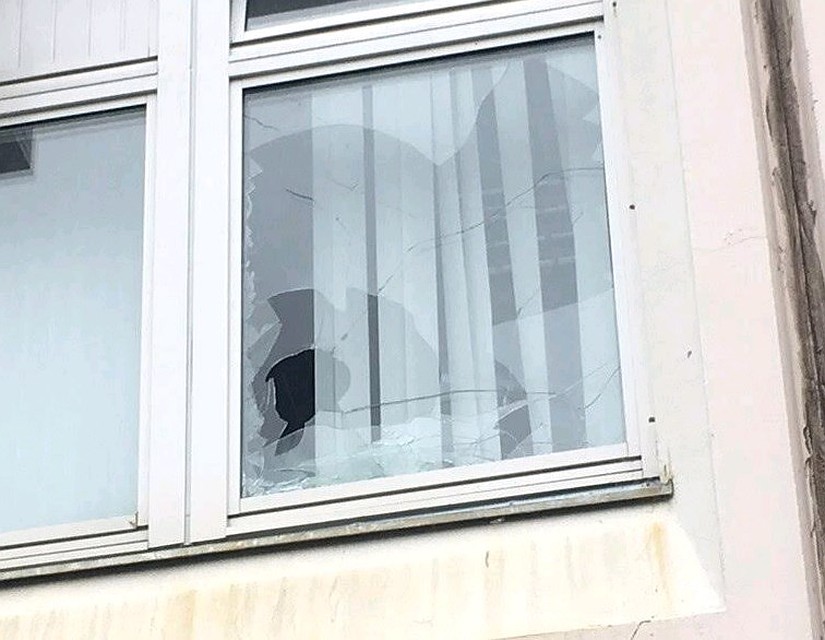 Разбитое стекло в классе.
